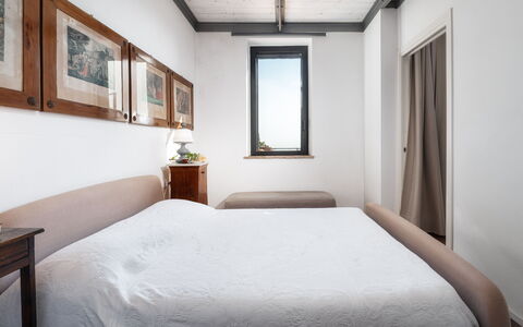 Podere Torre delle Sorgenti 4: Letto, Camera Da Letto, Bedding, Interior Design, Parete, Lenzuolo, Mobilia, Pavimentazione, Pavimento, Legna