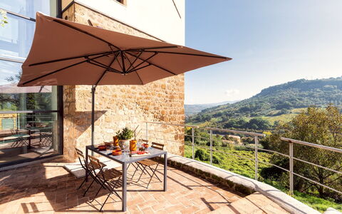 Podere Torre delle Sorgenti 4: Mobilia, Mobili Da Esterno, Ombrello, Sedia, Tavolo Esterno, Shade, Balcone, Cucina & Sala Da Pranzo Tavolo, Vaso Di Fiori, Eco Hotel