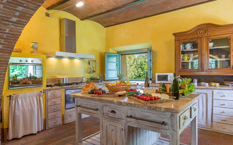 San Francesco 12: Mobilia, Interior Design, Pavimentazione, Cucina, Legna, Soffitto, Tavolo, Casa, Sedia, Pavimento