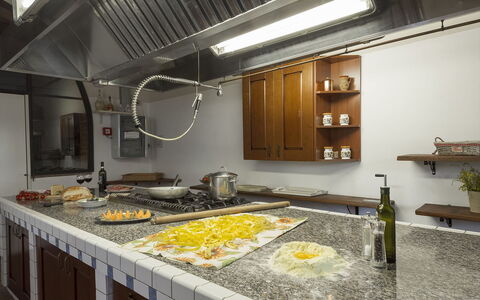 Villa Angelini 14+7: Cucina, Controsoffitto, Interior Design, Illuminazione, Pavimentazione, Soffitto, Lampada, Camera, Cabinetry, Cucina Stufa