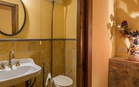 Villa Il Foramasso 10+2: Lavandino Del Bagno, Interior Design, Parete, Idraulico Fixture, Bagno, Pavimentazione, Lavello, Specchio, Pavimento, Rubinetto