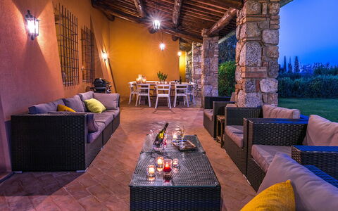 Villa Il Foramasso 10+2: Mobilia, Sedia, Interior Design, Pavimentazione, Illuminazione, Ricorrere, Casa, Tavolo, Pavimento, Piscina