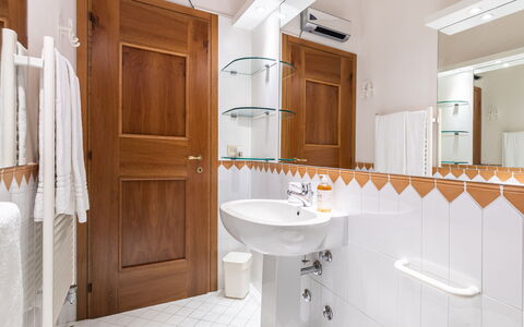 Corazza 6+1: Lavandino Del Bagno, Idraulico Fixture, Bagno, Pavimentazione, Interior Design, Lavello, Pavimento, Rubinetto, Idraulico, Specchio