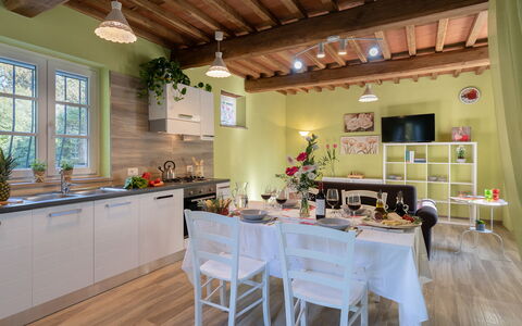 Ai Due Cuori 4: Mobilia, Interior Design, Pavimentazione, Legna, Soffitto, Cucina, Pavimento, Camera, Tavolo, Lampada