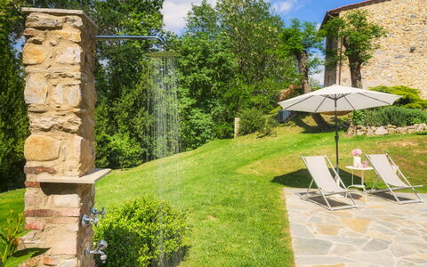 Ai Due Cuori 4: Arbusto, Giardino, Mobili Da Esterno, Landscaping, Shade, Piscina, Backyard, Cortile, Prato, Flagstone