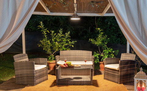 Ai Due Cuori 4: Mobilia, Mobili Da Esterno, Tavolo, Interior Design, Sedia, Vaso Di Fiori, Di Vimini, Tavolo Esterno, Shade, Giardino