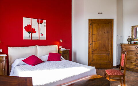 Bossoncina 8+1: Mobilia, Parete, Rosso, Interior Design, Camera Da Letto, Pavimentazione, Letto, Legna, Pavimento, Lenzuolo