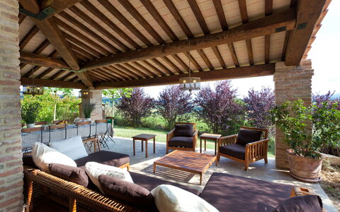 Casale delle Lavande 10: Mobilia, Legna, Mobili Da Esterno, Sedia, Tavolo, Vaso Di Fiori, Portico, Shade, Tavolo Esterno, Ricorrere