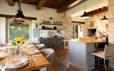 Casale dei Gelsomini 8: Mobilia, Interior Design, Cucina, Lampada, Sedia, Legna, Pavimentazione, Soffitto, Tavolo, Cucina & Sala Da Pranzo Tavolo
