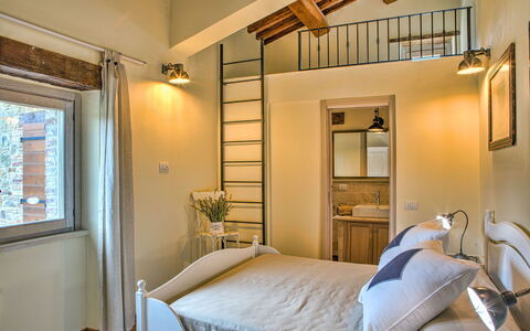 Casale dei Gelsomini 8: Mobilia, Letto, Camera Da Letto, Parete, Interior Design, Pavimentazione, Soffitto, Legna, Pavimento, Bedding