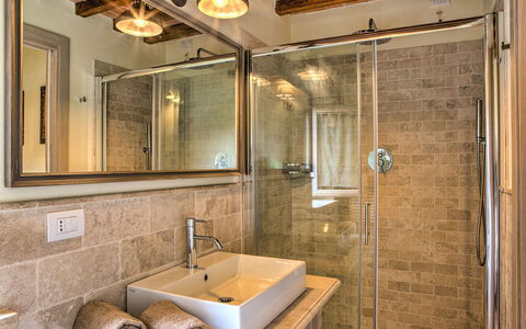 Casale dei Gelsomini 8: Idraulico Fixture, Legna, Interior Design, Pavimentazione, Bagno, Idraulico, Soffitto, Illuminazione, Specchio, Pavimento