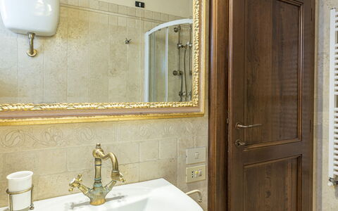 Dalmanuta 8: Idraulico Fixture, Interior Design, Bagno, Specchio, Rubinetto, Idraulico, Pavimentazione, Lavello, Pavimento, Lavandino Del Bagno