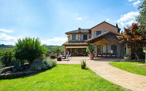 Dalmanuta 8: Casa, Casa, Arbusto, Zona Residenziale, Giardino, Estate, Villetta, Landscaping, Prato