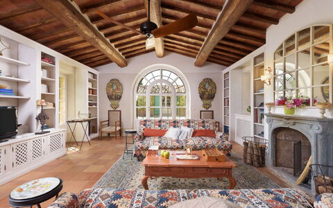 Podere Gragnano 12: Mobilia, Interior Design, Pavimentazione, Legna, Divano, Casa, Soffitto, Pavimento, Tavolo, Soggiorno