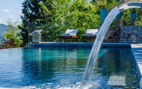 Il Castellaccio 8: Blu, Acqua, Piscina, Materiale Composito, Giochi D'Acqua, Ricorrere, Tempo Libero, Riflessione, Tropici, Eco Hotel