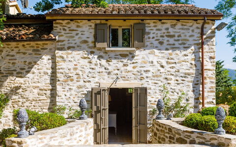 Il Castellaccio 8: Parete, Arbusto, Casa, Porta, Casa, Villetta, Muro ​​Di Pietra, Primavera, Giardino, Estate