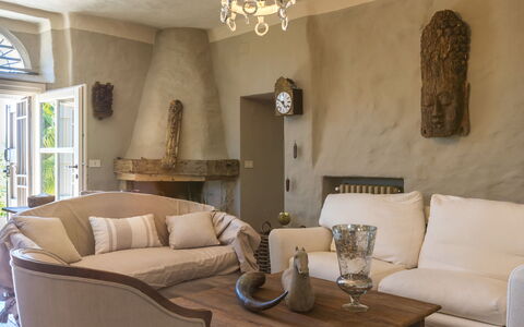 Il Castellaccio 8: Mobilia, Interior Design, Pavimentazione, Legna, Pavimento, Soggiorno, Divano, Illuminazione, Camera, Sedia