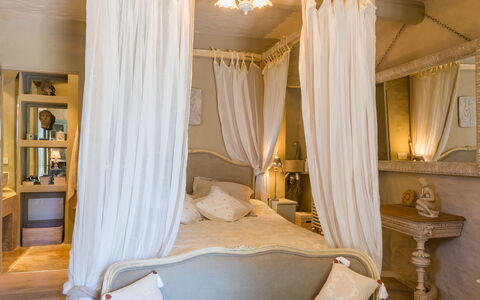 Il Castellaccio 8: Mobilia, Interior Design, Letto, Camera Da Letto, Bedding, Lenzuolo, Legna, Camera, Pavimento, Soffitto
