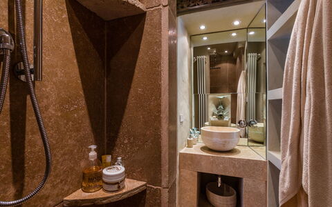 Il Castellaccio 8: Pavimentazione, Interior Design, Pavimento, Idraulico Fixture, Bagno, Illuminazione, Marrone, Idraulico, Rubinetto, Camera