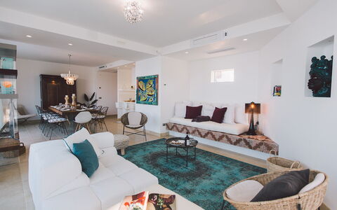 Villa Triscele 10: Mobilia, Interior Design, Pavimentazione, Divano, Pavimento, Soggiorno, Soffitto, Camera, Tavolo, Appartamento