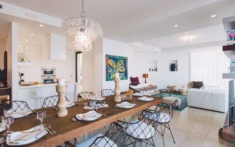 Villa Triscele 10: Mobilia, Interior Design, Sedia, Pavimentazione, Tavolo, Cucina & Sala Da Pranzo Tavolo, Pavimento, Soffitto, Sala Da Pranzo, Camera