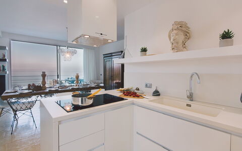 Villa Triscele 10: Cucina, Controsoffitto, Interior Design, Pavimentazione, Cabinetry, Elettrodomestico Da Cucina, Idraulico Fixture, Lavello, Rubinetto, Lavandino Della Cucina