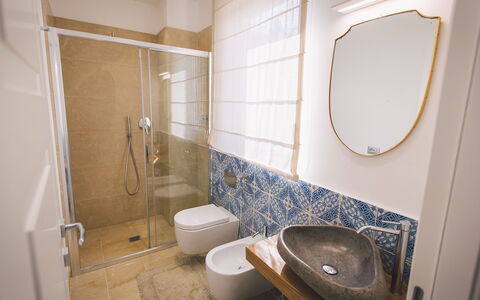 Villa Triscele 10: Pavimentazione, Pavimento, Idraulico Fixture, Interior Design, Bagno, Piastrella, Camera, Toilet Seat, Idraulico, Gabinetto