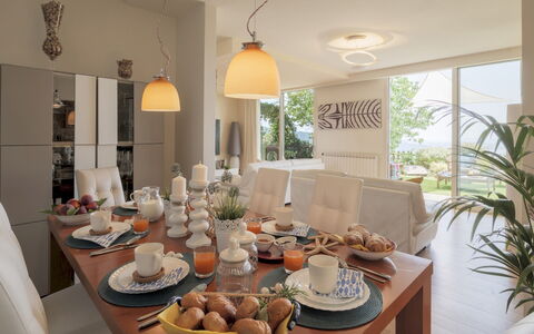 Il Ciliegio sul Lago 6: Mobilia, Interior Design, Tavolo, Sedia, Sala Da Pranzo, Cucina & Sala Da Pranzo Tavolo, Tavola, Pavimentazione, Illuminazione, Camera
