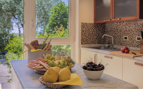 Il Ciliegio sul Lago 6: Cucina, Controsoffitto, Mobilia, Interior Design, Tavola, Elettrodomestico Da Cucina, Casa, Pavimentazione, Rubinetto, Cibo