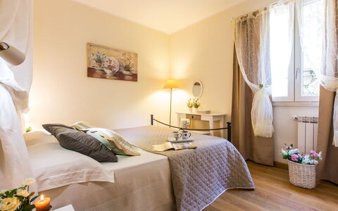 Il Ciliegio sul Lago 6: Mobilia, Interior Design, Letto, Camera Da Letto, Pavimento, Pavimentazione, Camera, Biancheria, Tessile, Illuminazione