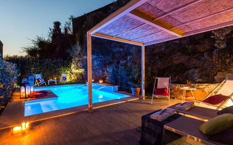 Il Ciliegio sul Lago 6: Piscina, Ricorrere, Mobilia, Illuminazione, Eco Hotel, Mobili Da Esterno, Vaso Di Fiori, Tempo Libero, Sedia, Notte