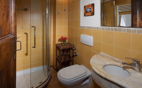 Il Borgo 16: Bagno, Idraulico Fixture, Lavandino Del Bagno, Interior Design, Parete, Lavello, Pavimentazione, Legna, Pavimento, Rubinetto