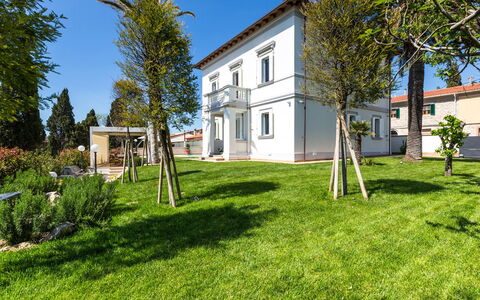Villa Sole al Molino a Vento 8: Casa, Casa, Zona Residenziale, Estate, Giardino, Prato, Landscaping, Shade, Portico, Cortile