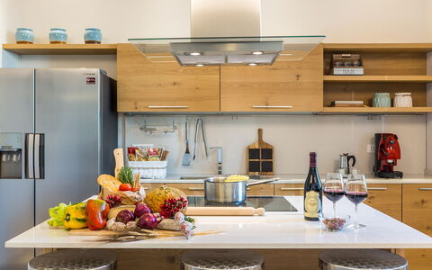 Villa Sole al Molino a Vento 8: Mobilia, Cucina, Elettrodomestico Da Cucina, Controsoffitto, Interior Design, Cabinetry, Pavimentazione, Apparecchio Major, Legna, Tavola
