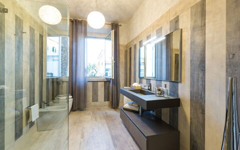 Villa Sole al Molino a Vento 8: Pavimentazione, Parete, Bagno, Idraulico Fixture, Interior Design, Pavimento, Illuminazione, Specchio, Lampada, Soffitto