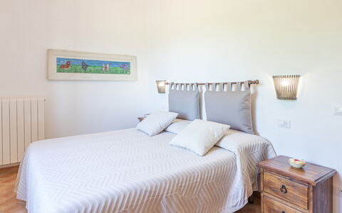 Il Grillo 10: Letto, Camera Da Letto, Mobilia, Bedding, Lenzuolo, Interior Design, Legna, Biancheria, Pavimentazione, Pavimento