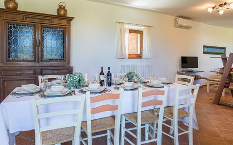Il Grillo 10: Mobilia, Tavolo, Cucina & Sala Da Pranzo Tavolo, Sala Da Pranzo, Sedia, Interior Design, Tovaglia, Pavimentazione, Camera, Ristorante