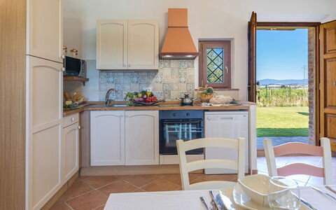 Il Grillo 10: Mobilia, Interior Design, Cucina, Elettrodomestico Da Cucina, Pavimentazione, Cabinetry, Controsoffitto, Sedia, Camera, Cucina & Sala Da Pranzo Tavolo