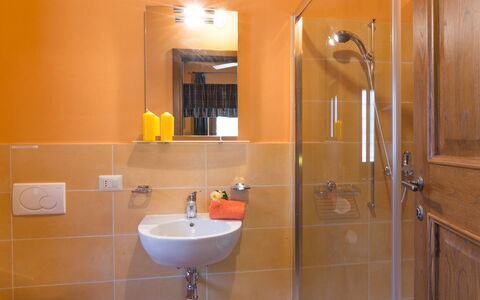 Il Casale del Nonno 8+2: Bagno, Lavandino Del Bagno, Idraulico Fixture, Parete, Interior Design, Lavello, Pavimentazione, Rubinetto, Pavimento, Idraulico
