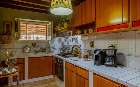 Villa Agave 8: Cucina, Elettrodomestico Da Cucina, Controsoffitto, Apparecchio Major, Cabinetry, Legna, Interior Design, Lavandino Della Cucina, Mobilia, Pavimentazione