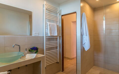 Casale Rasa 20+2: Pavimentazione, Parete, Pavimento, Interior Design, Bagno, Idraulico Fixture, Illuminazione, Idraulico, Soffitto, Rubinetto