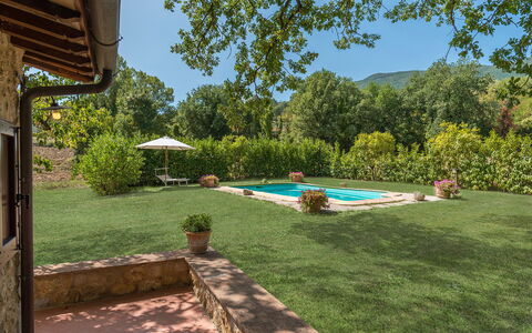 Mulino della Quercia 2+1: Giardino, Agriturismo, Estate, Backyard, Hacienda, Piscina, Landscaping, Villetta, Shade