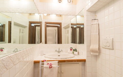 Mulino della Quercia 2+1: Lavandino Del Bagno, Bagno, Interior Design, Idraulico Fixture, Parete, Pavimentazione, Lavello, Pavimento, Specchio, Rubinetto
