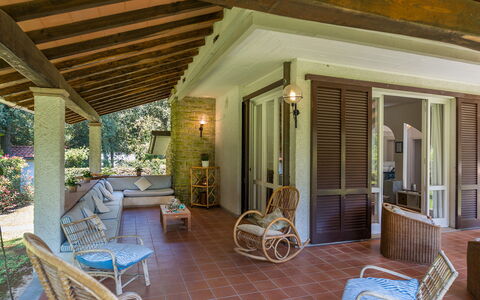 Villa la Meridiana 8+1: Mobilia, Legna, Sedia, Interior Design, Soffitto, Pavimentazione, Pavimento, Portico, Tavolo, Ricorrere