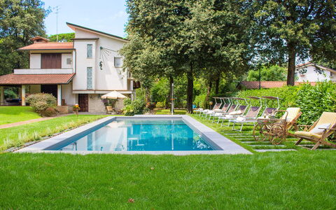 Villa la Meridiana 8+1: Piscina, Zona Residenziale, Casa, Casa, Ricorrere, Arbusto, Giardino, Estate, Prato, Backyard