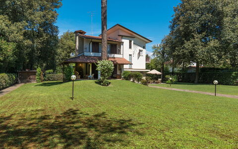 Villa la Meridiana 8+1: Casa, Zona Residenziale, Casa, Arbusto, Tetto, Lotto, Prato, Estate, Giardino, Villetta