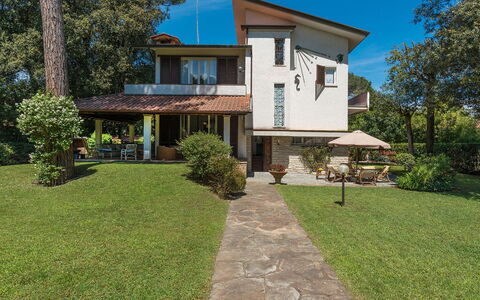 Villa la Meridiana 8+1: Costruzione, Casa, Zona Residenziale, Casa, Tetto, Arbusto, Villetta, Insediamento Umano, Estate, Sobborgo