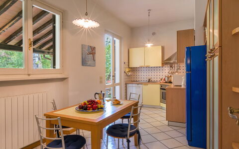 Villa la Meridiana 8+1: Mobilia, Interior Design, Pavimentazione, Legna, Soffitto, Pavimento, Cucina, Camera, Sedia, Controsoffitto