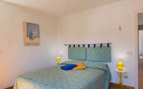 Villa la Meridiana 8+1: Interior Design, Letto, Mobilia, Camera Da Letto, Parete, Lenzuolo, Bedding, Pavimento, Camera, Legna