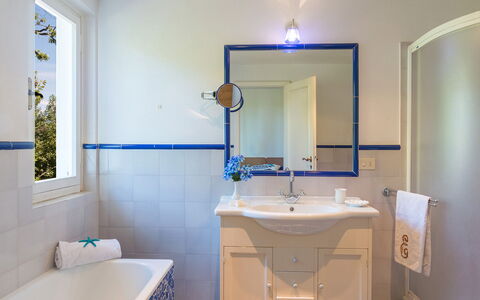Villa la Meridiana 8+1: Blu, Interior Design, Idraulico Fixture, Pavimentazione, Lavandino Del Bagno, Specchio, Bagno, Lavello, Rubinetto, Pavimento